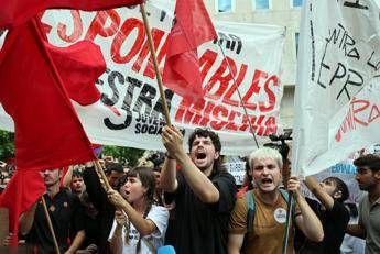 Spagna, bocciati i decreti sulla casa di Sánchez: proteste davanti al Congresso