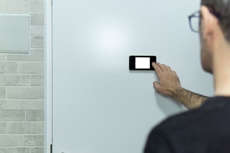Lo spioncino digitale, un aiuto per sapere chi bussa alla porta