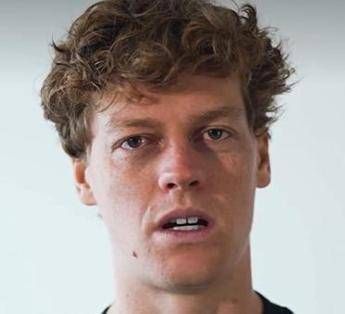 Stagione finita per Sinner: “Ho bisogno di cure per il ginocchio”