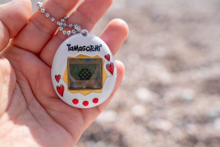 Il Tamagotchi compie 30 anni e Tokyo celebra l’icona digitale