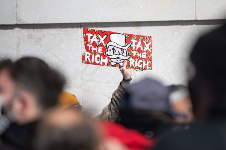 Tax the rich: gli economisti italiani a sostegno della campagna