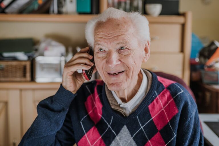 Telefono Amico, nessuno resti solo durante le feste. Linee attive giorno e notte