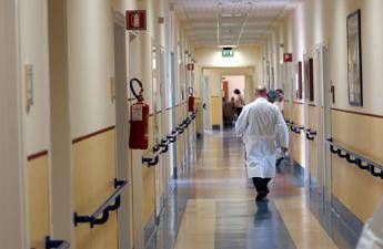 Terni, morta dopo 5 mesi di agonia la donna presa a martellate dal marito sul bus: sarà disposta autopsia