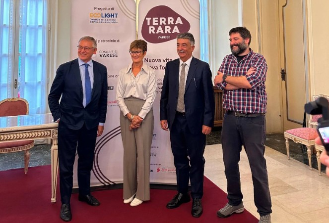 Da smartphone dimenticati a scultura urbana: a Varese nasce l’arte dei rifiuti elettronici