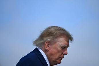 Trump e la confessione: “Mi trucco pochissimo, faccio da solo: non voglio sembrare morto”