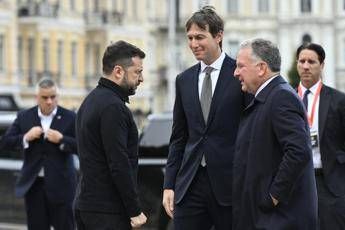 Ucraina-Russia, Zelensky al tavolo con gli inviati di Trump: “Guerra continuerà”