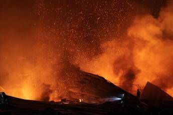 Ucraina ancora sotto attacco russo: raid su stazioni di servizio a Kiev, colpito mercantile a Odessa