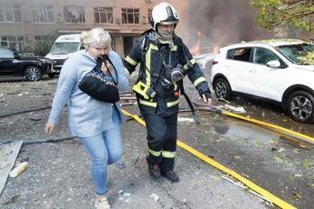 Ucraina, attacco nella notte a Kiev: danni e incendi. Zelensky: “8000 truppe nordcoreane in Russia”