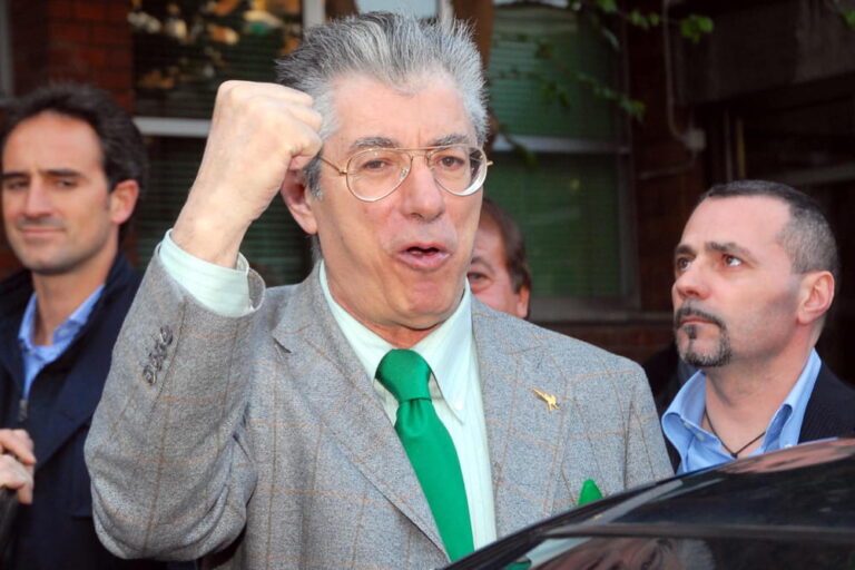 Addio al Senatur Umberto Bossi, l’uomo che cambiò il linguaggio della politica italiana