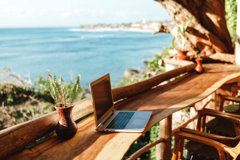 Un mix di vacanza e lavoro, la nuova tendenza di viaggio
