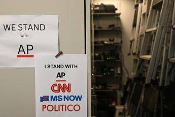 Usa, giudice ordina a Trump lo stop al bando dei media: “Riammetta alla Casa Bianca Cnn, MsNow e Politico”
