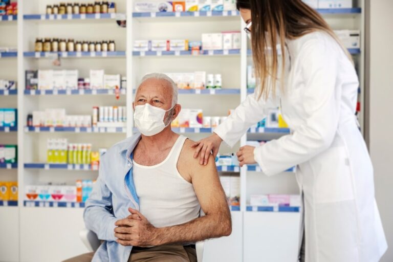 Vaccini, nel Lazio si parte con la somministrazione nelle farmacie