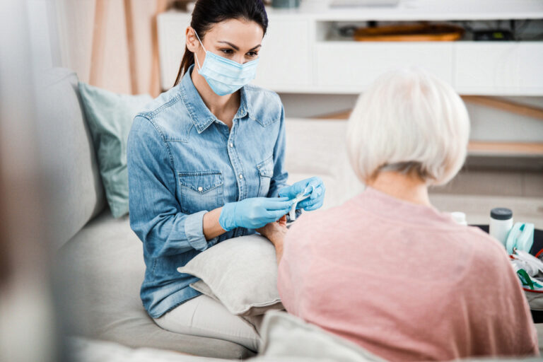 Vaccino per gli over 60: al via la seconda dose booster