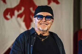 Vasco Rossi in ospedale, operato alla schiena: “Sono già in piedi”