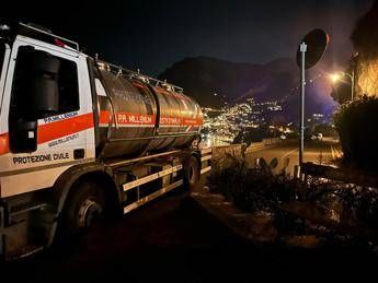 Vasto incendio a Positano provoca frana su strada ‘Amalfitana’, al lavoro vigili del fuoco