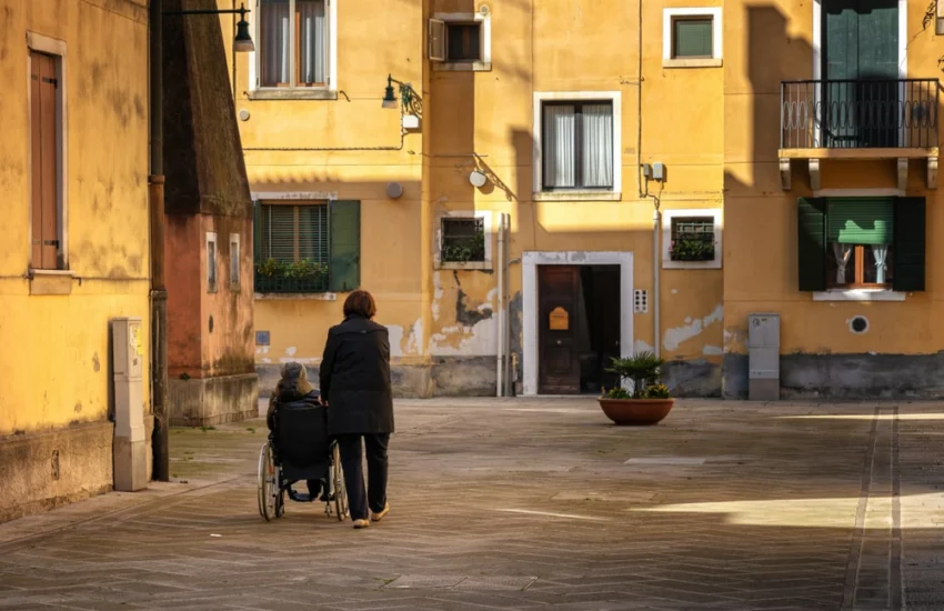 ‘Un aiuto per chi aiuta’: in Veneto 400 euro al mese agli anziani non autosufficienti
