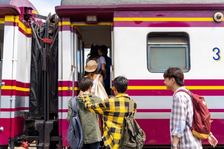 Treno batte auto: la rivincita della rotaia per le vacanze estive 2025