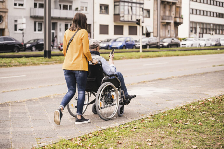 Caregiver, il lavoro di cura poco tutelato