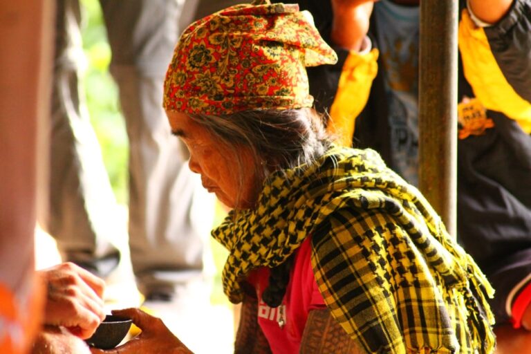 Whang-Od Oggay, a 103 anni, la più anziana tatuatrice delle Filippine