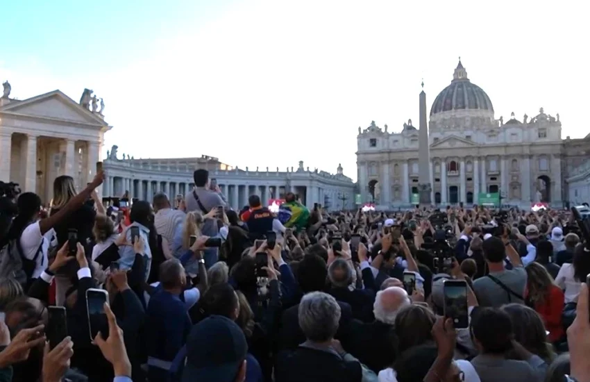 VIDEO | La fumata bianca e l’annuncio: le voci dei fedeli in piazza San Pietro