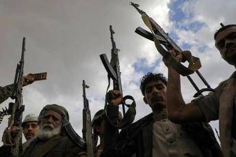Yemen, scontri fra Houthi e forze governative: “154 morti in due giorni”. Gb schiera aereo per rifornire i jet sauditi