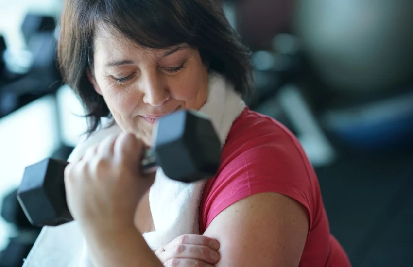 Allenamento dopo i 50 anni: pesi e camminate contro la sarcopenia