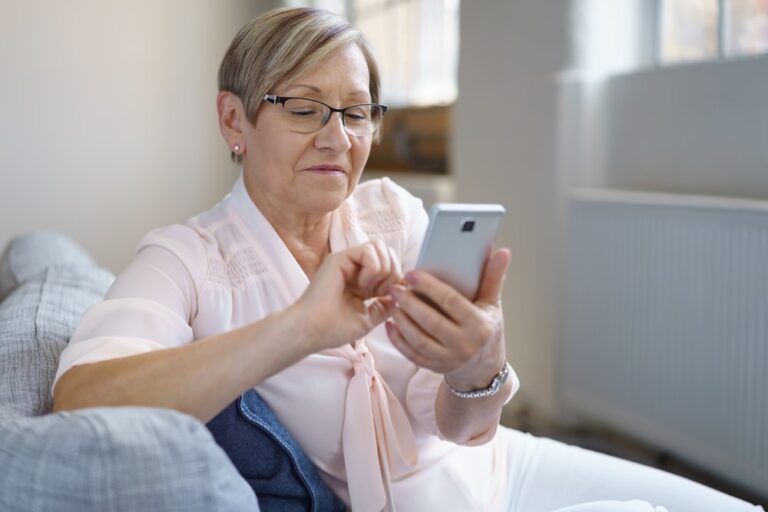 Le app preferite dai senior? News, sfondi eleganti e burraco
