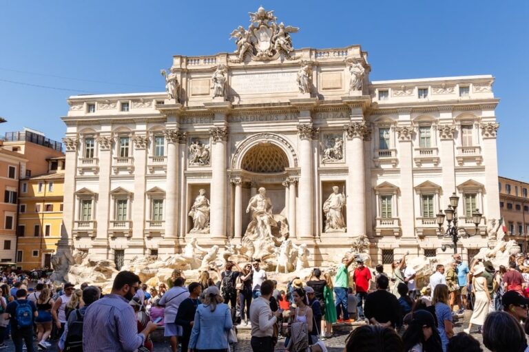 Fontana di Trevi a pagamento: dal 7 gennaio biglietti da 2 euro per i turisti