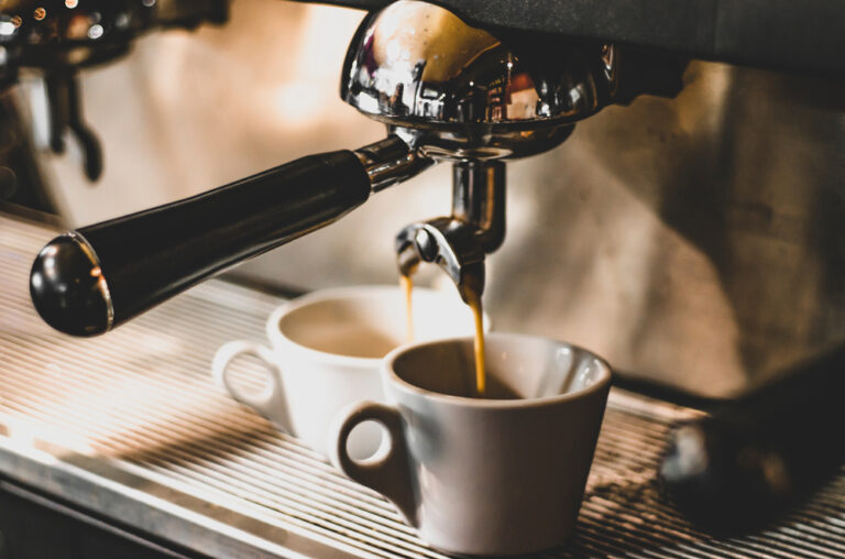 Due tazzine di caffè per proteggere il cuore: lo studio di Melbourne