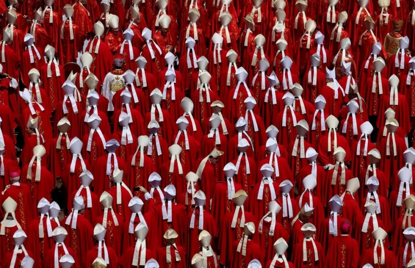 Conclave, ‘extra omnes’… compresi i cellulari