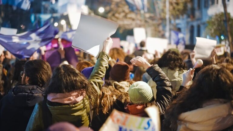 Democrazia in Italia: astensionismo in crescita, ma la piazza non muore