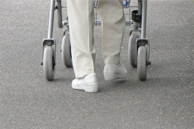Istat: cresce la spesa sociale, ma meno servizi per anziani e disabili