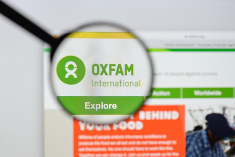 Oxfam: sempre di più i super ricchi mentre miliardi vivono in povertà