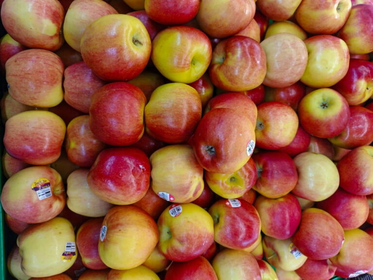 Basta plastica: arrivano le etichette commestibili su frutta e verdura