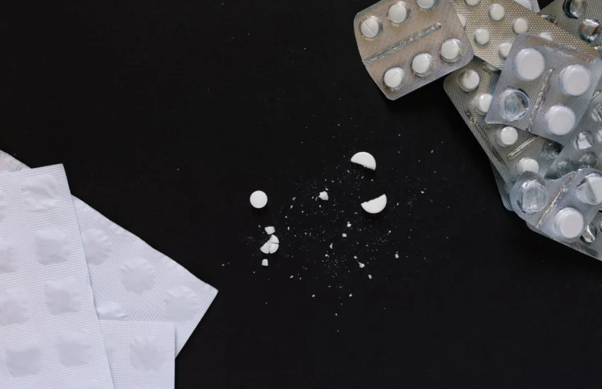 Farmaci nelle RSA, una pillola su tre è manipolata. E salgono i rischi per gli anziani