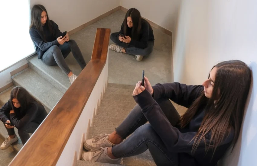 Giovani e smartphone, un’indagine svela cosa pensano gli adulti