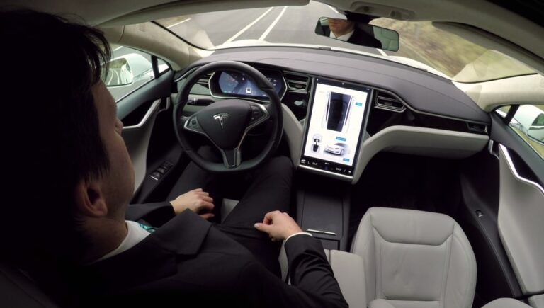 Tesla apre ai test per la guida (quasi) autonoma in Italia