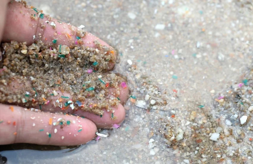 Inquinamento da microplastiche: una spugna ci salverà