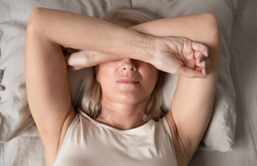 Insonnia cronica negli anziani: scoperto il legame con demenza e invecchiamento cerebrale