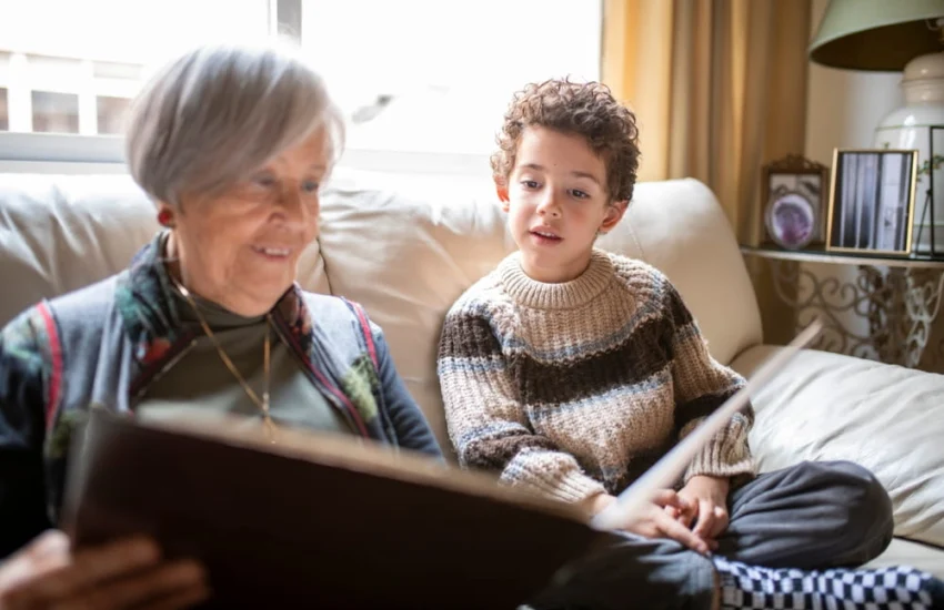 Fare i nonni allunga la salute del cervello. Ma solo se non è imposto