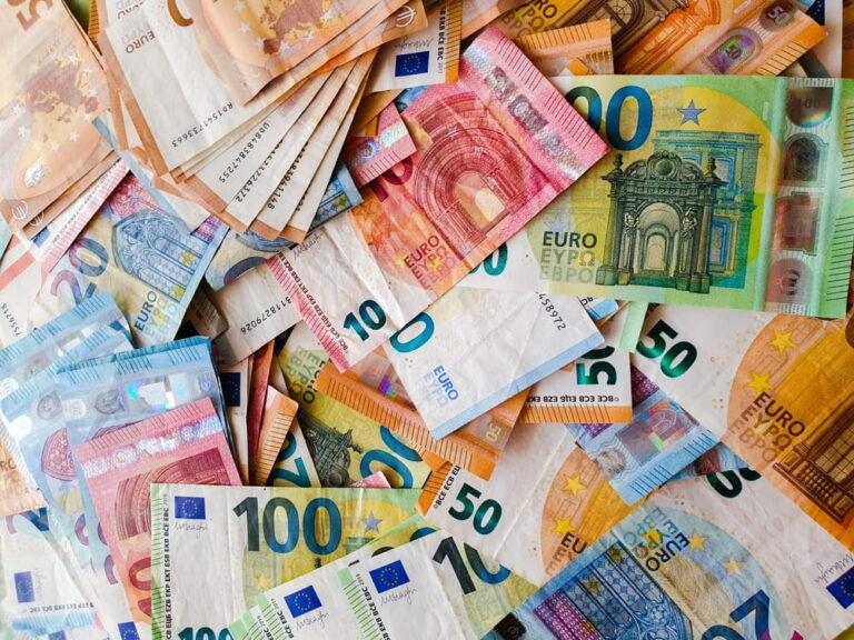 Addio ai vecchi euro: arriva il restyling delle banconote