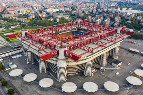 Milano, via libera alla vendita di San Siro: arriva lo stadio Foster da 71.500 posti
