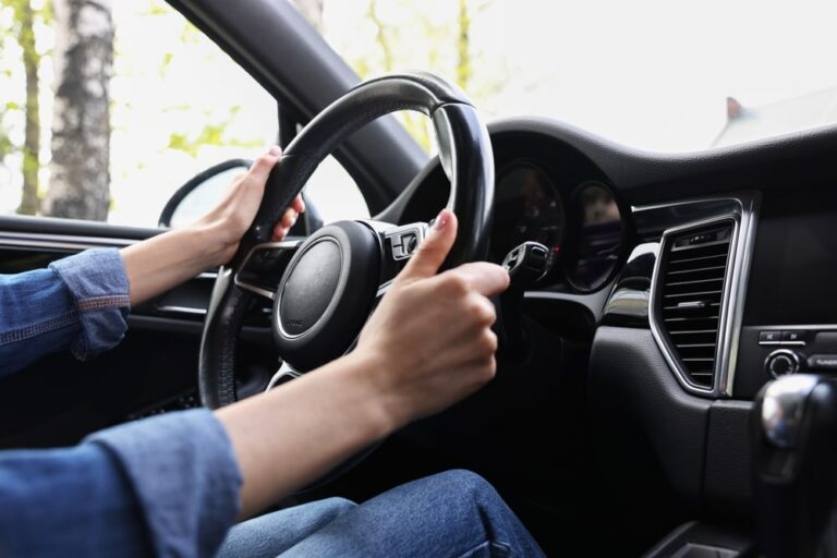 Patente a 17 anni, via libera dall’Europa: cosa cambia per i giovani alla guida