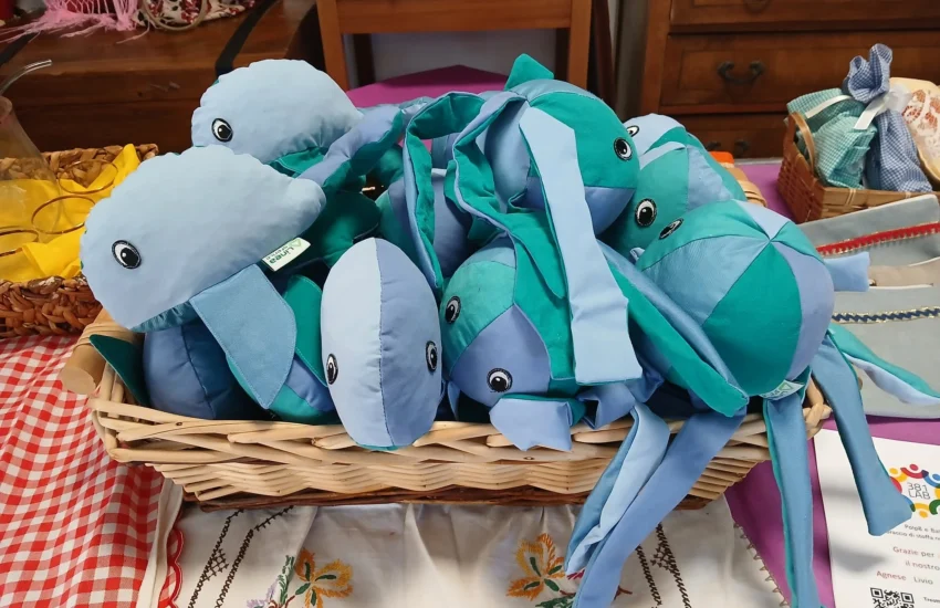 Peluche terapeutici per anziani: il riciclo che diventa cura