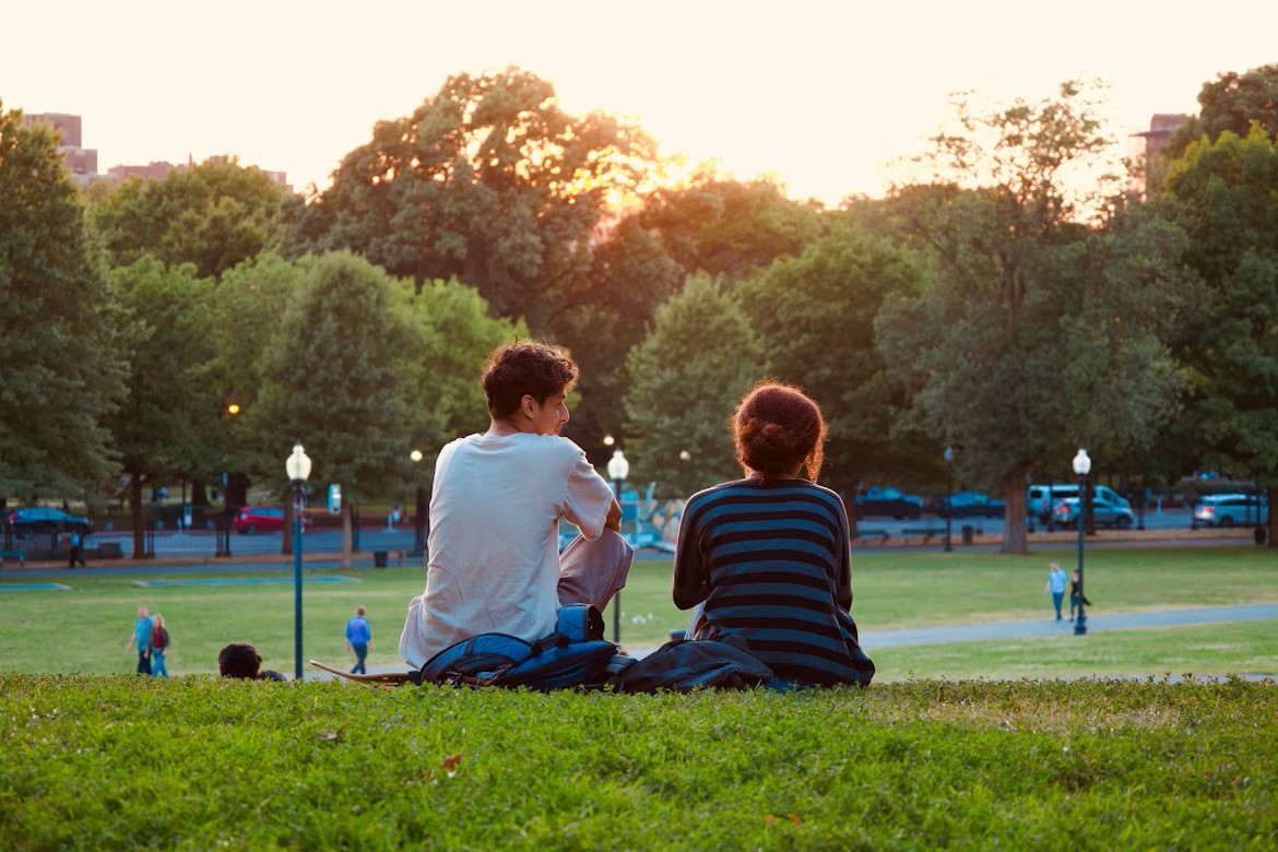 due persone di spalle in un parco, un modo trasversale di governare la tecnologia
