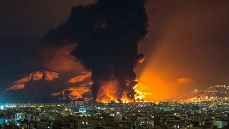 Teheran nel fumo: piogge acide e aria tossica dopo i raid alle raffinerie
