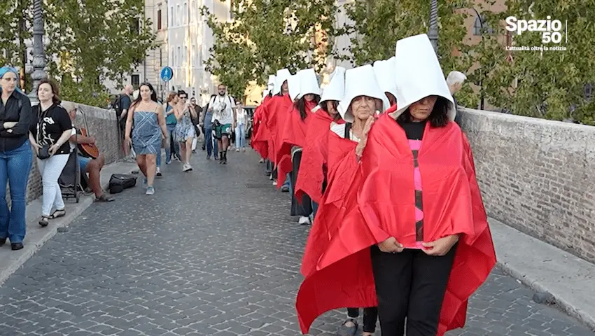“Sul mio corpo decido io”, a Roma la sfilata delle ancelle in difesa dell’aborto