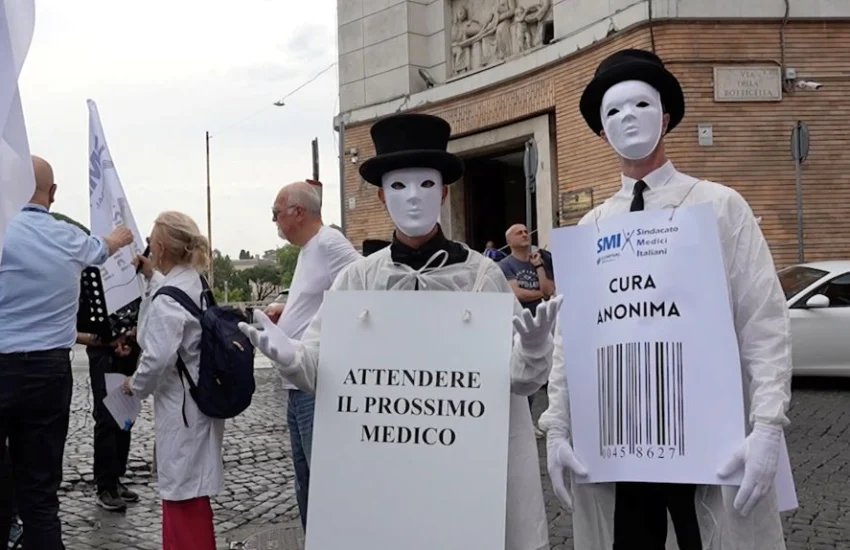 VIDEO | “La riforma si fa con noi”, la protesta dei medici di base sotto al Ministero
