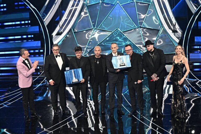 Sanremo quarta serata, Geolier in vetta nella notte delle cover