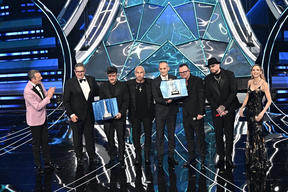 Sanremo quarta serata, Geolier in vetta nella notte delle cover